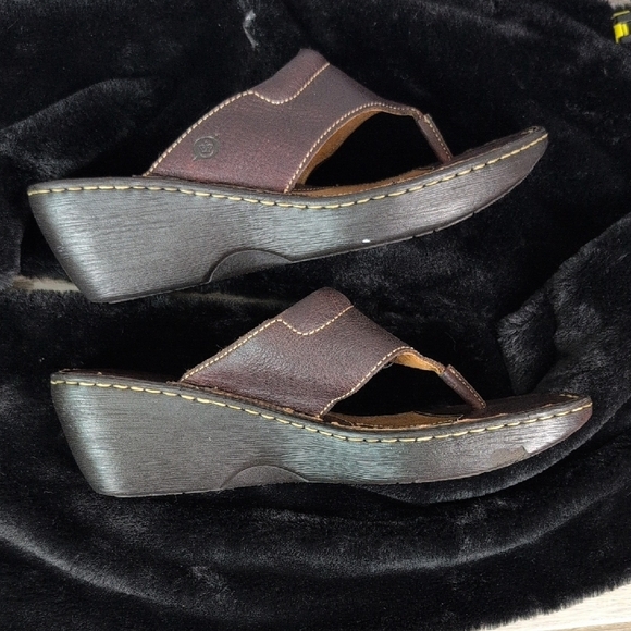 Born. Classic Brown Leather Thong Wedge Sandals with Contrast Stitching. Size 10 - Picture 3 of 14